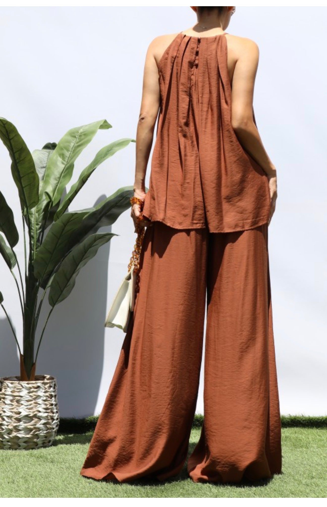 LOOSE TOP AND PANTS SET.