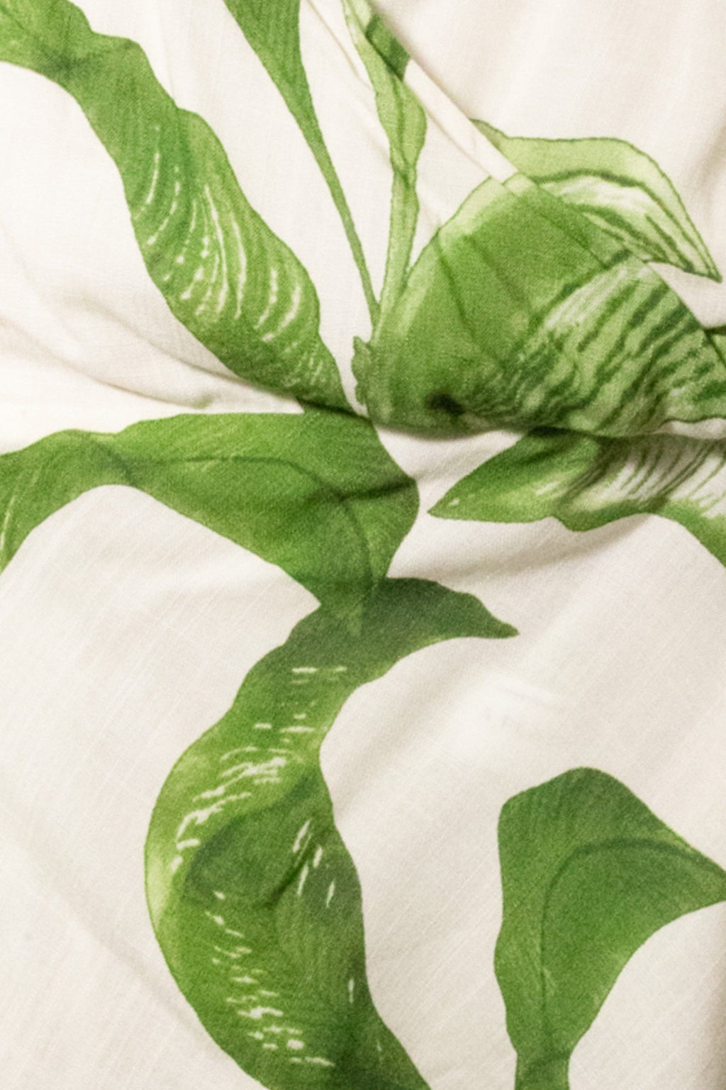 LEAF PRINT SLEEVELESS TOP AND PANTS SET. (2 pieces)
