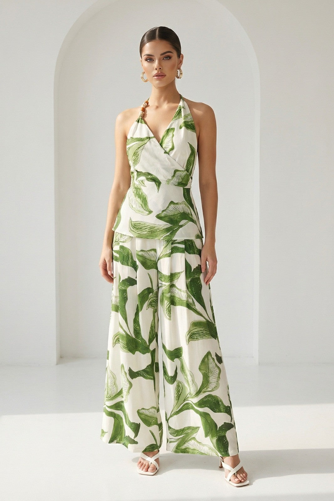 LEAF PRINT SLEEVELESS TOP AND PANTS SET. (2 pieces)