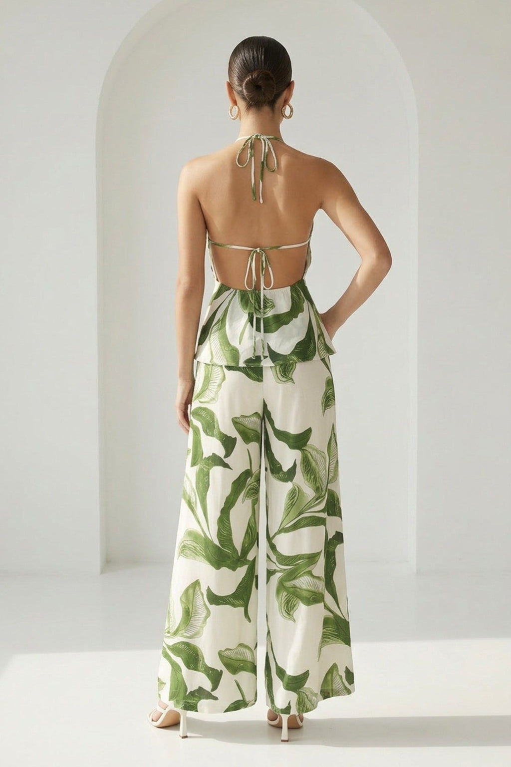 LEAF PRINT SLEEVELESS TOP AND PANTS SET. (2 pieces)